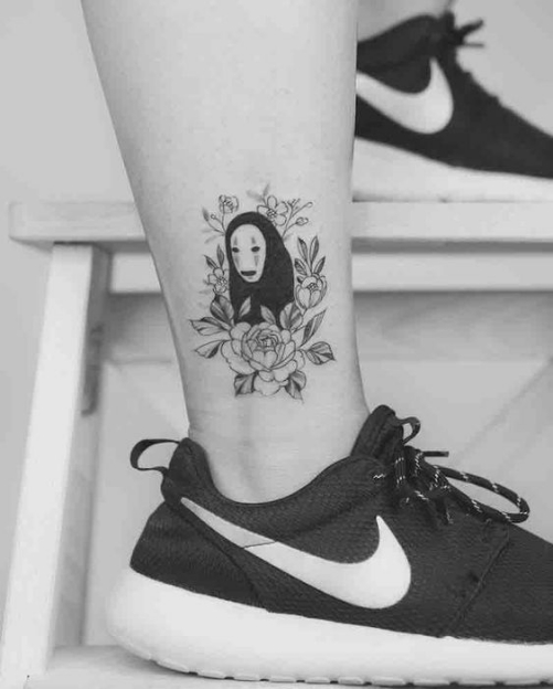 Hình xăm nghệ thuật tatoo mini màu trắng đen dễ thương nhất ở chân