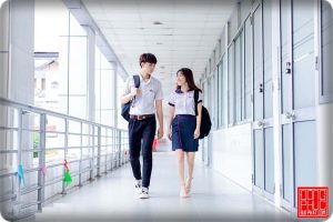 Đối với các bạn sinh viên nam sự kết hợp giữa những chiếc quần âu sang trọng lịch lãm với chiếc áo sơ mi mang phong cách trẻ trung