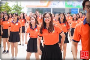 Tông màu cam khiến đồng phục Hutech vô cùng nổi bật trong mọi hoàn cảnh