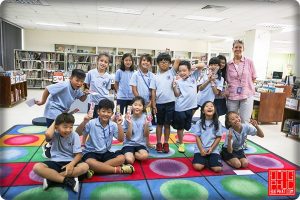 Các bạn nữ thì có thể kết hợp giữa áo thun và quần sort hoặc váy ngắn vô cùng đáng yêu và năng động.