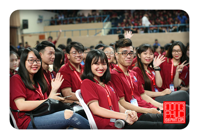 Đồng phục Nguyễn Tất Thành áo thun được sinh viên trường mặc trong sự kiện 