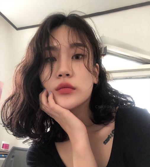 Tóc Ngang Vai Uốn Lọn Nhỏ