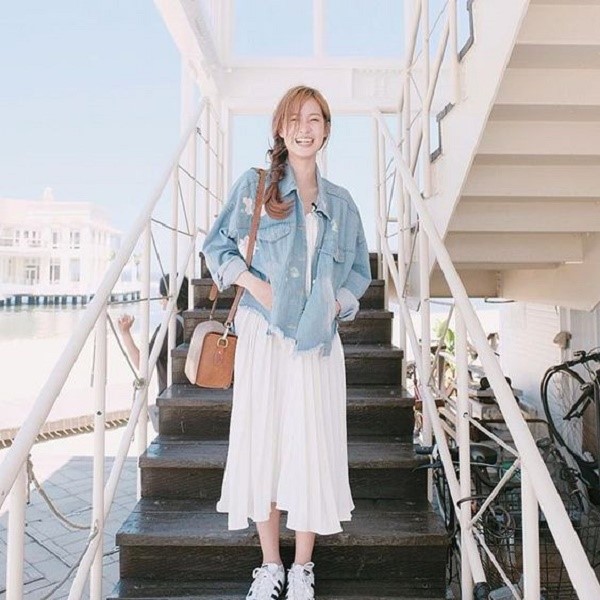 Chân xếp ly trắng phối cùng áo denim “chất”