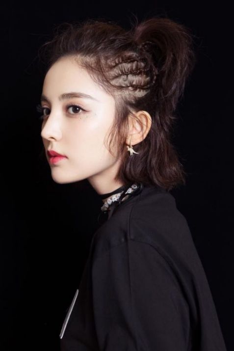 Xu hướng mới nhất về kiểu tóc ngắn buộc đẹp cho nữ - hình ảnh 3 Cập nhật xu thế mái tóc ngắn được buộc cao nửa đầu siêu kute. Giúp các tín đồ tự tin, thoải mái và tung tăng khi đi dạo phố cùng NY.