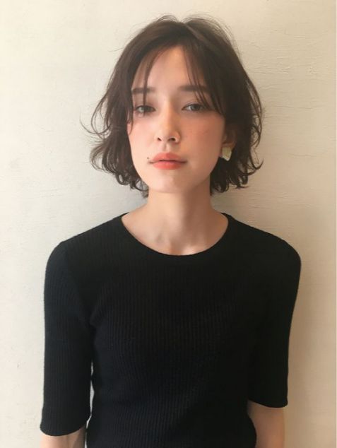 Cập nhật các kiểu tóc ngắn uốn đẹp nhất cho nữ - Hình ảnh số 2 Cách tạo kiểu tóc ngắn mái uốn phồng nhẹ nhàng đang thịnh hành ngày nay. Làm các cô gái bắt đầu quá trình "Lột Xác" bản thân thành người mới.