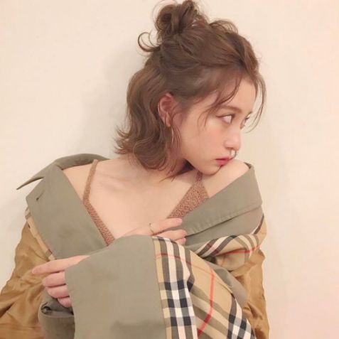 Cập nhật các kiểu tóc ngắn uốn đẹp nhất cho nữ - Hình ảnh số 3 Giới thiệu 5 kiểu tóc ngắn được uốn xoăn từ những lọn nhỏ bạn không nên bỏ lỡ. Giúp các tín đồ thêm nét dễ thương và sự nữ tính.