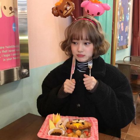 Bật mí kiểu tóc nữ mái ngắn được uốn xoăn HOT nhất hiện nay - Hình số 1 Chọn lọc các tóc ngắn xoăn phù hợp cá tính cho mọi chị em phụ nữ. Mang đến nét dễ thương cho khuôn mặt, cùng đường sóng nước đầy lôi cuốn.