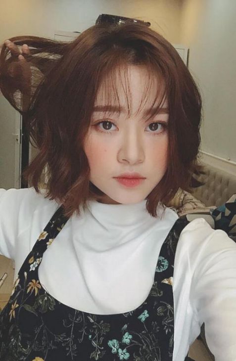 Bật mí kiểu tóc nữ mái ngắn được uốn xoăn HOT nhất hiện nay - Hình số 2 Bạn có biết cách tạo kiểu tóc ngắn cho nữ được uốn xoăn này. Chỉ cần chọn 1 mẫu, là đã có thể hô biến thành cô nàng xinh xắn rồi.