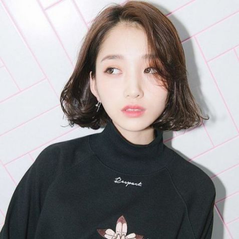 Hé lộ TOP tóc mái lệch mang đến nhiều trào lưu - Hình ảnh 2 Các bạn nữ đã biết đến xu hướng mẫu tóc nữ mái ngắn lệch đang lên ngôi này? Đến các cô nàng xứ Hàn Quốc cũng phải yêu thích hết mực