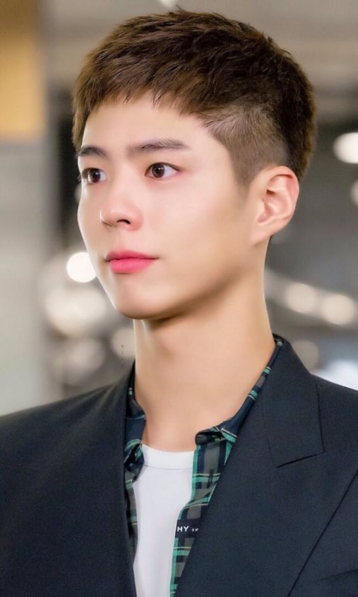 Mẫu tóc layer cạo 2 bên đẹp nhất cho nam Giúp khuôn mặt điển trai, cá tính và nổi bật hơn khi sở hữu phong cách tạo mẫu tóc layer cạo 2 bên cho nam giới