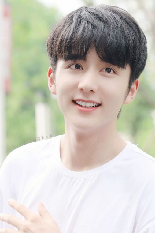 Mẫu tóc layer mặt tròn đẹp nhất cho nam Bất chấp nhan sắc khó chọn kiểu tóc ưng ý, xem ngay phong cách tóc nam layer đẹp nhất phù hợp cho người khuôn mặt to tròn.