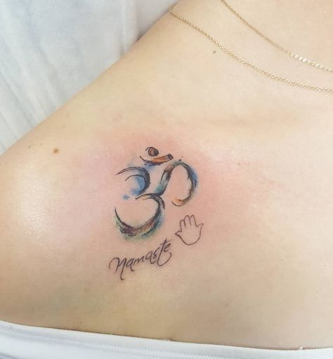 Hình xăm nghệ thuật chữ Om ở vai trước cho nữ nữ giới, vừa kín đáo, vừa dễ thương Hình xăm chữ đẹp và ý nghĩa nhất cho nam và nữ - Số 22