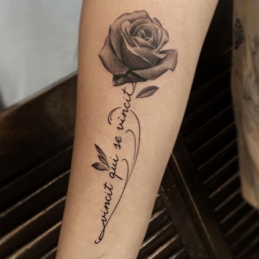 Hình xăm chữ ý nghĩa và bông hoa hồng ở ngay cánh tay đẹp không bao giờ lỗi thời Hình xăm chữ đẹp và ý nghĩa nhất cho nam và nữ - Số 23