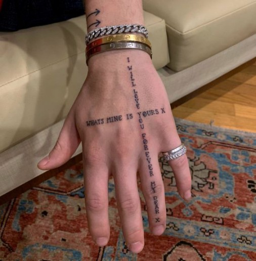 Hình xăm chữ đẹp theo bảng chữ cái ở cánh tay đẹp dễ gây sự thu hút Hình xăm chữ đẹp và ý nghĩa nhất cho nam và nữ - Số 29