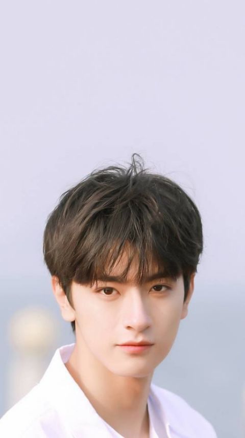 Mẫu tóc đầu nấm học sinh đẹp nhất cho nam giới - Biến thể số 1 Ý tưởng tạo kiểu tóc đầu nấm học sinh đẹp nhất cho nam giới đang ngồi trên ghế nhà trường - Hình ảnh số 1