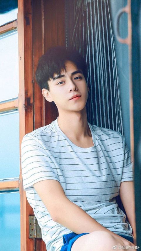 Mẫu tóc đầu nấm học sinh đẹp nhất cho nam giới - Biến thể số 2 Ý tưởng tạo kiểu tóc đầu nấm học sinh đẹp nhất cho nam giới đang ngồi trên ghế nhà trường - Hình ảnh số 2