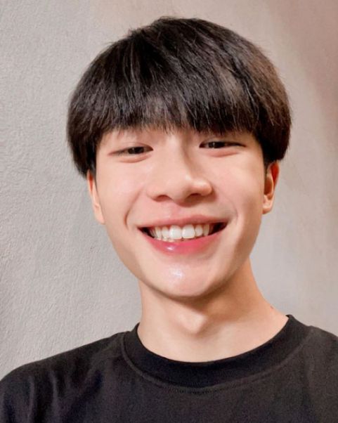 Mẫu tóc đầu nấm học sinh đẹp nhất cho nam giới - Biến thể số 3 Ý tưởng tạo kiểu tóc đầu nấm học sinh đẹp nhất cho nam giới đang ngồi trên ghế nhà trường - Hình ảnh số 3