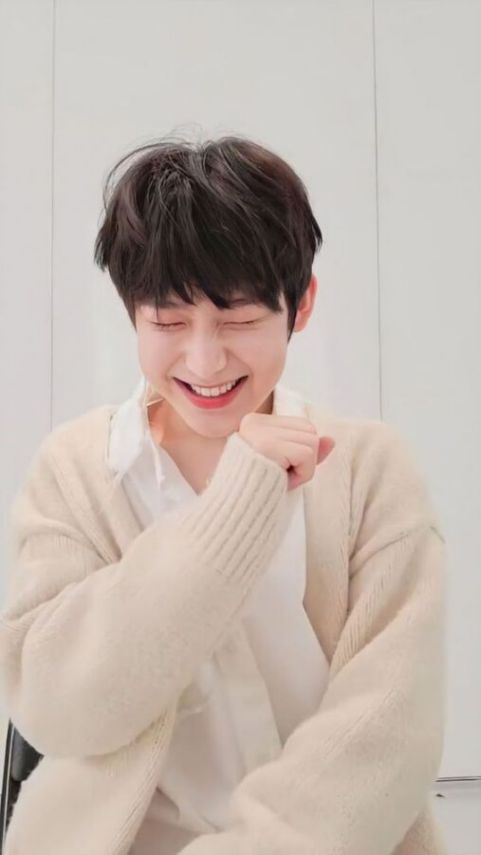 Mẫu tóc đầu nấm uốn đẹp nhất cho nam giới - Biến thể số 1 Phong cách tóc đầu nấm uốn đẹp nhất cho nam giới thêm phần trẻ trung, cá tính - Hình ảnh số 1