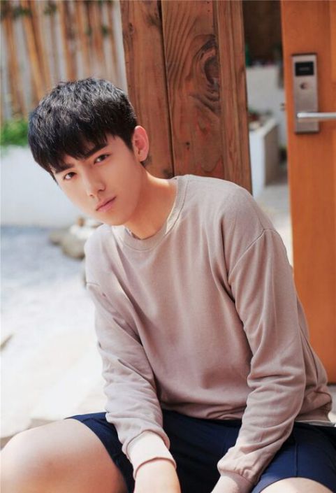 Mẫu tóc đầu nấm uốn đẹp nhất cho nam giới - Biến thể số 2 Phong cách tóc đầu nấm uốn đẹp nhất cho nam giới thêm phần trẻ trung, cá tính - Hình ảnh số 2