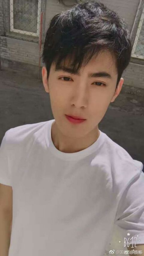 Mẫu tóc đầu nấm uốn đẹp nhất cho nam giới - Biến thể số 3 Phong cách tóc đầu nấm uốn đẹp nhất cho nam giới thêm phần trẻ trung, cá tính - Hình ảnh số 3