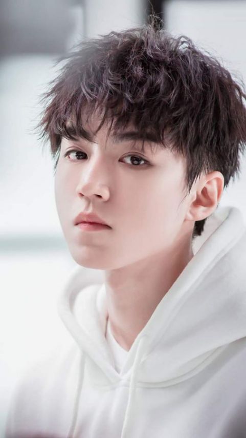 Mẫu tóc đầu nấm xoăn đẹp nhất cho nam giới - Biến thể số 1 Các mẫu tóc đầu nấm xoăn đình đám được nhiều nam giới trẻ trung lựa chọn - Hình ảnh số 1