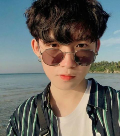 Mẫu tóc đầu nấm xoăn đẹp nhất cho nam giới - Biến thể số 4 Các mẫu tóc đầu nấm xoăn đình đám được nhiều nam giới trẻ trung lựa chọn - Hình ảnh số 4