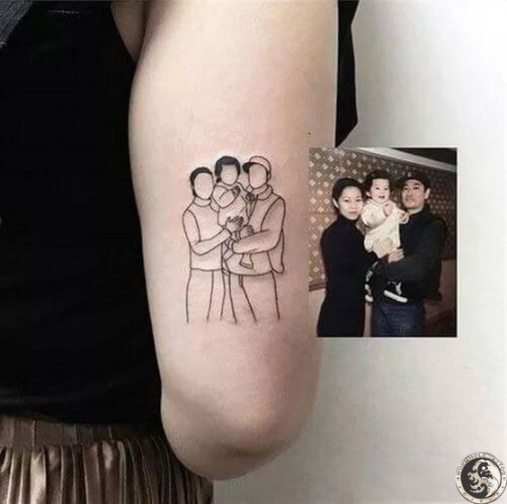 Hình xăm chân dung cha mẹ bồng con theo kiểu dáng đơn giản nhưng cực kỳ thu hút