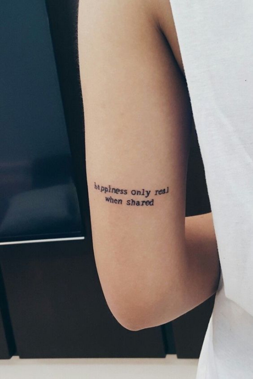 Nghệ thuật xăm hình chữ ở bắp tay cho nữ đẹp Mẫu hình xăm tatoo chữ ở bắp tay cho nữ