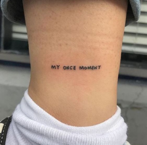 Ngắm nhìn mẫu hình xăm nghệ thuật bằng chữ ở chân nam Những mẫu hình xăm tatoo chữ ở chân cho nam