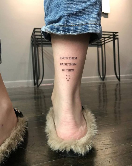 Nghệ thuật xăm hình chữ ở chân cho nữ đẹp Mẫu hình xăm tatoo chữ ở chân cho nữ