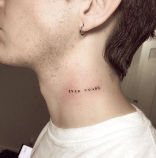Ngắm nhìn mẫu hình xăm nghệ thuật bằng chữ ở cổ tay nam Những mẫu hình xăm tatoo chữ ở cổ cho nam
