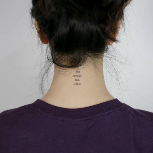 Nghệ thuật xăm hình chữ ở sau cổ cho nữ đẹp Mẫu hình xăm tatoo chữ sau cổ cho nữ