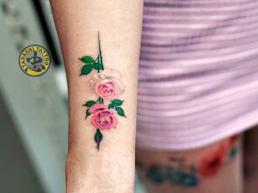 Hình xăm hoa hồng ở tay màu hồng Những mẫu hình xăm hoa hồng ở tay đẹp