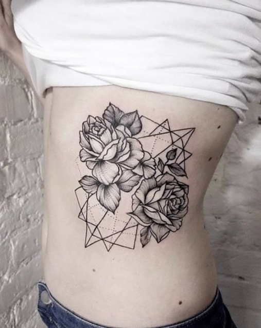 Hình ảnh xăm tattoo hoa văn bông hoa hồng ở bên hông Ngắm nhìn tác phẩm hình xăm bông hoa hồng ở bên hông cho nữ đẹp một cách cuốn hút