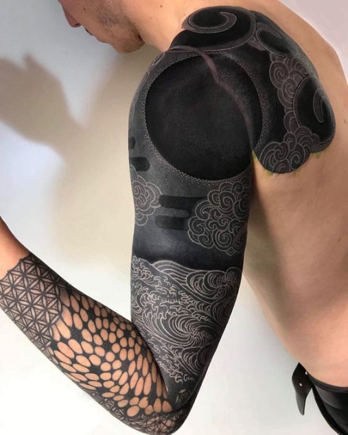 Hình ảnh xăm tattoo hoa văn sóng nước cho cánh đàn ông nam giới Ngắm nhìn tác phẩm xăm tattoo hoa văn hình dáng sóng nước full cánh tay không thể chê vào đâu được