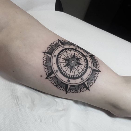 Hình ảnh xăm tattoo hoa văn trống đồng với kích thước nhỏ ở cánh tay Tham khảo ý tưởng thiết kế hình xăm nghệ thuật hoa văn trống đồng với màu mực đen đơn giản