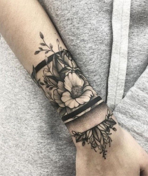 Hình ảnh xăm tattoo hoa văn vòng tay được xem là trang sức cực kỳ ấn tượng Chia sẻ phong cách xăm hoa văn vòng tay đang làm mưa bão đến các bạn trẻ tuổi hiện nay