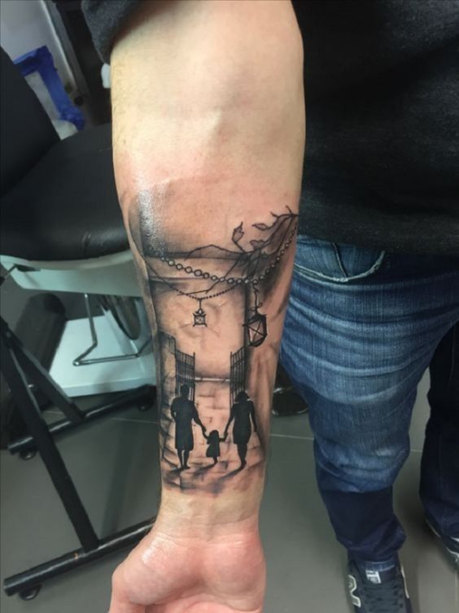 Hình xăm nghệ thuật cha mẹ dắt con ở cánh tay màu đen giúp chủ nhân lưu lại khoảnh khắc đẹp nhất