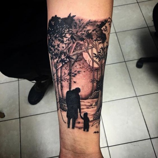 Hình xăm cha mẹ dắt con không màu ở cánh tay mang nhiều ý nghĩa sâu xa cho chủ nhân sở hữu
