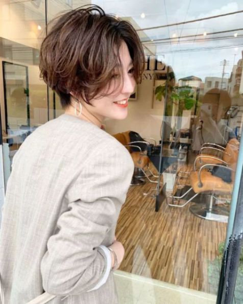 Phong cách tạo kiểu tóc layer ngắn xoăn nhẹ đẹp cho nữ - Sô 2 Bật mí cho các phái nữ những kiểu tóc layer ngắn xoăn nhẹ nhàng không bao giờ lỗi xu hướng - hình ảnh số 2