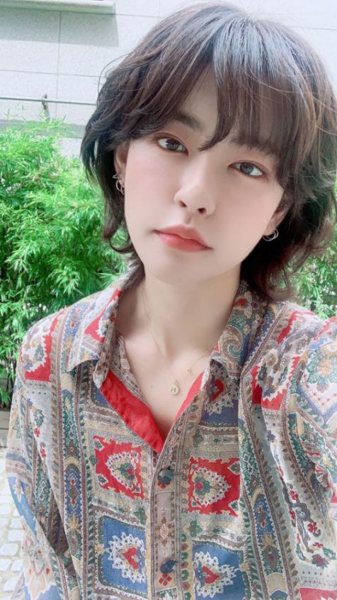 Phong cách tạo kiểu tóc layer ngắn xoăn nhẹ đẹp cho nữ - Sô 4 Bật mí cho các phái nữ những kiểu tóc layer ngắn xoăn nhẹ nhàng không bao giờ lỗi xu hướng - hình ảnh số 4