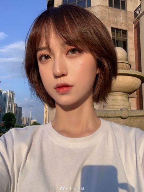 Tóc layer cho khuôn mặt tròn đẹp và dễ thương nhất giúp che khuyết điểm - Phối cảnh số 1 Tóc layer cho khuôn mặt tròn dễ thương giúp phái nữ che khuyết điểm - Hình ảnh số 1