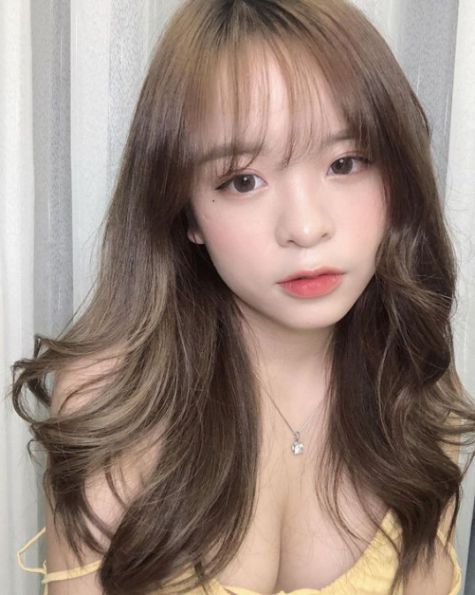 Tóc layer uốn gợn sóng đẹp và xinh lung linh nhất - Phối cảnh số 1 Tóc layer uốn gợn sóng đẹp và xinh lung linh cho nữ - Hình ảnh số 1