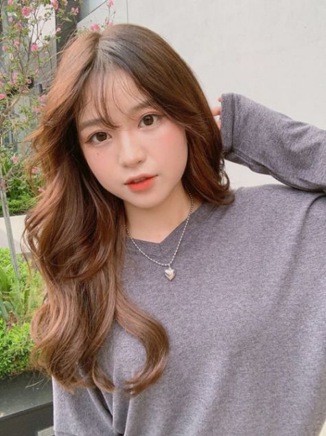 Tóc layer mái thưa đẹp cho mọi cô gái trẻ trung - Phối cảnh số 2 Tóc nữ layer mái thưa đẹp cho mọi cô gái trẻ trung hiện nay - Hình ảnh số 2