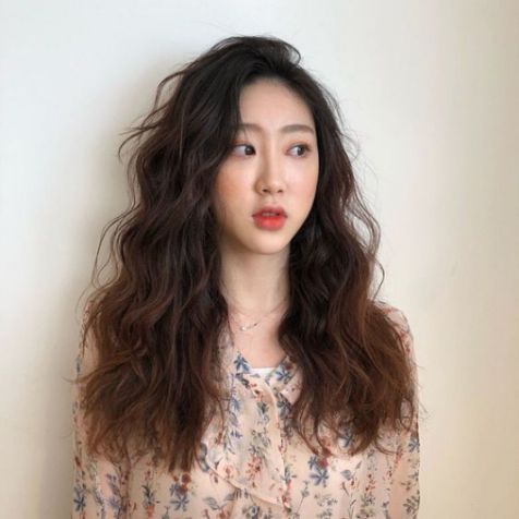 Tóc nữ xoăn Hàn Quốc đẹp nhất số 2 Xem ngay phong cách tạo kiểu tóc xoăn Hàn Quốc đẹp giúp phái nữ trẻ hóa làn da - Hình ảnh số 2