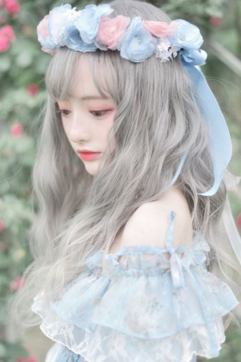 Đánh giá sự tự do khi chủ sở hữu màu tóc khói bạc hành trong nhiều năm Thỏa thích chụp hình selfie xinh lung linh khi sở hữu mái tóc màu khói của cô gái hot girl nổi tiếng trên mạng xã hội này.