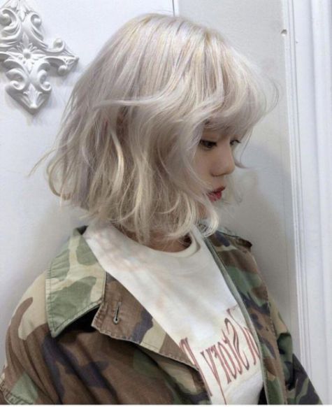 Là con gái thì nên thử màu tóc đẹp khói bạc bắt xu hướng mới nhất hiện nay Sở hữu mái tóc ngắn cùng màu khói bạc sẽ dễ dàng gây ấn tượng với mọi người xung quanh một cách tinh tế mà nhiều cô gái đều mong muốn.