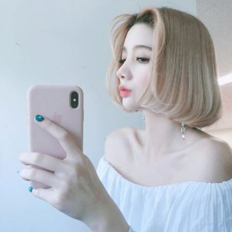 Tự tin selfie cực kỳ xinh xắn qua kiểu tóc ngắn uốn cụp màu bạc sành điệu ngay nhé. Bạn muốn xinh xắn, quyến rũ như cô gái nổi tiếng trên mạng xã hội chứ? Sở hữu mái tóc màu khói cá tính này là bạn đã làm được điều đó một cách dễ dàng.