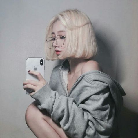 Bật mí cho nàng kiểu tóc ngắn mái đầu 5/5 kết hợp xinh xắn cùng màu tóc đẹp với màu khói. Không cần gì nhiều, chỉ cần bước đến tiệm làm tóc và tắm ngay màu tóc khói là bạn đã thay đổi diện mạo một cách không tưởng.