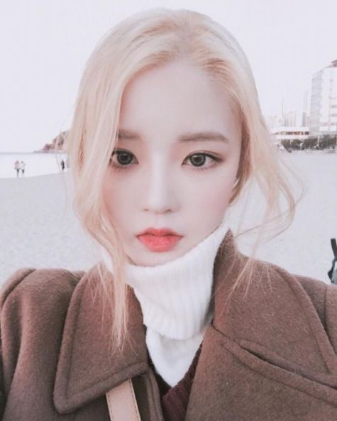 Tăng độ nữ tính và quyến rũ cùng kiểu tóc rẽ ngôi giữa màu khói hồng xinh xắn Hé lộ tone màu tóc khói hồng đẹp xuất sắc cho hội chị em phụ nữ muốn nổi bật trong đám đông khi bước xuống phố.